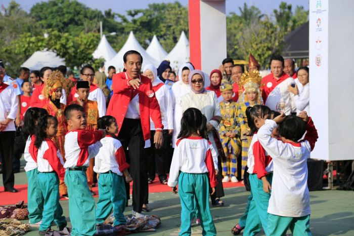 Ribuan Anak Sambut Presiden Jokowi di Komplek Gubernuran Riau