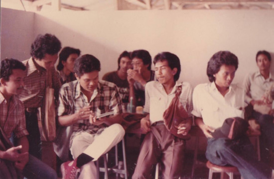 Beredar Foto Mahasiswa UGM Tahun 1984 Nongkrong di Kantin, Coba Tebak Presiden Jokowi yang Mana?