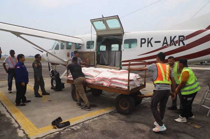 TNI AU Intensifkan  Semai Garam dari Udara di Atas Pulau Rupat