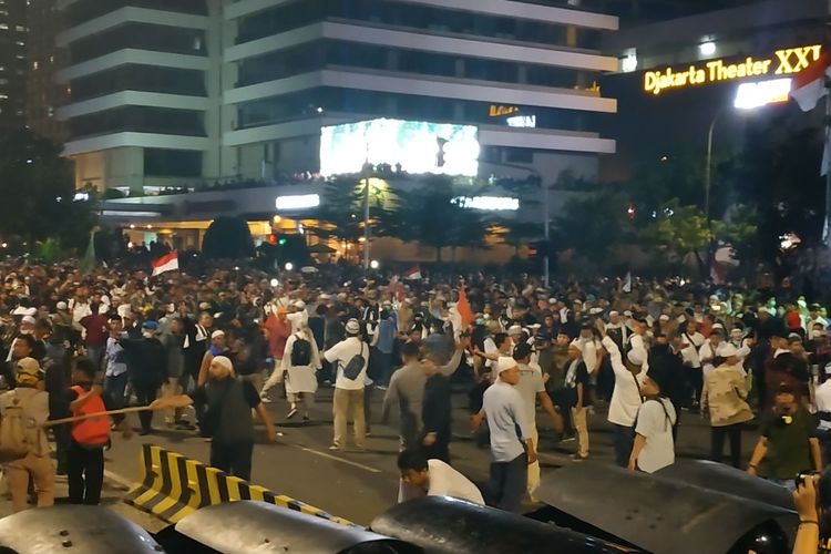 Jakarta Rusuh, 6 Orang Tewas, 200-an Orang Terluka, Polisi Bilang Tak Gunakan Peluru Tajam