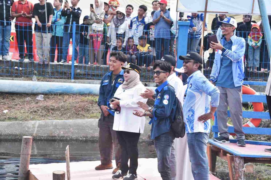 Bupati Kasmarni Saksikan Langsung Penampilan Tim Polbeng