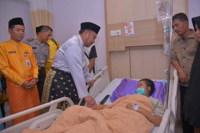 Riska Tetap Tersenyum Sambut Kedatangan Bupati Kampar
