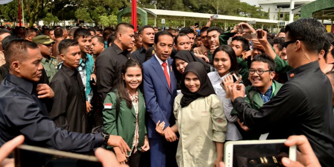 KONYOL...Foto Bareng Jokowi, Mahasiswa yang Acungkan Dua Jari Ini 'Dikoreksi' Paspampres, Ini Videonya