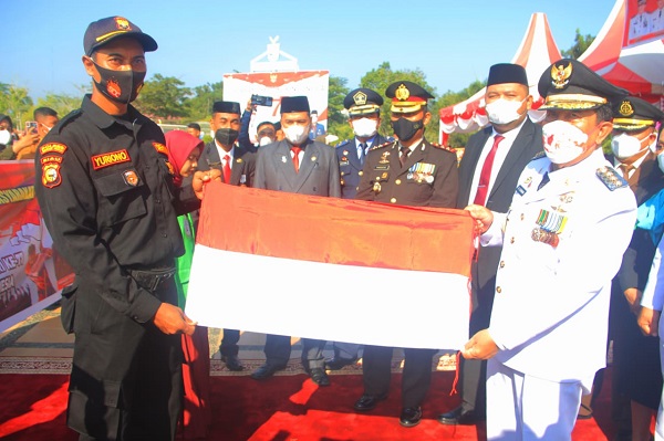 Sempena HUT Ke 77 RI, Bupati Rokan Hulu Bagikan 10 Ribu Bendera Merah Putih