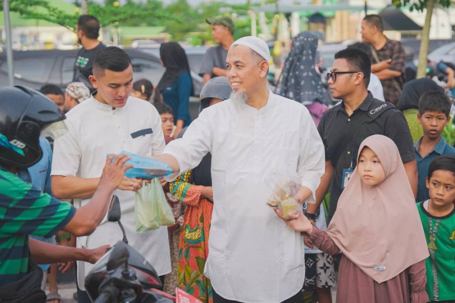 Tebar Kebahagiaan, Wako H Paisal Bagi-Bagi Takjil di  HR Soebrantas