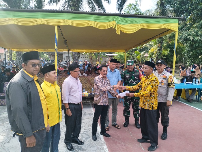Reses, Sari Antoni  Bantu Warga  Bangun Jaya  Penerangan di Pemakaman Umum