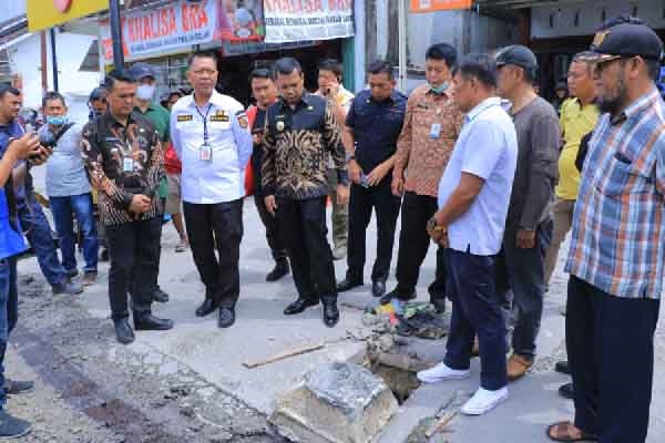 TEGAS! Pemko Pekabaru Bongkar 11 Titik Drainase Ruko Ditutupi Beton