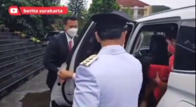 Sudah Jadi Wali Kota, Sikap Gibran Putra Jokowi ke Istri saat Turun Mobil Disorot