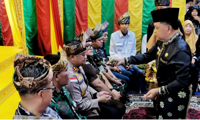 Bupati Asmar Hadiri Majelis Silaturahim Kebudayaan dan Pengukuhan Adat di Meranti