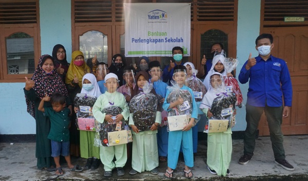 Rumah Yatim Bagikan Bantuan Pendidikan dan Biaya Hidup untuk Warga Kabupaten Kampar