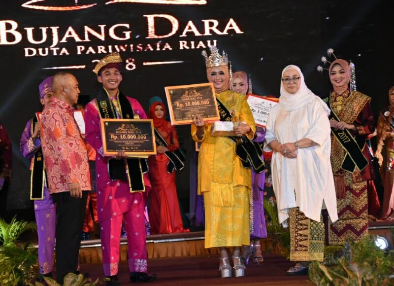 TAHNIYAH...Hamidi dan Bimbi Dinobatkan sebagai Bujang dan Dara Riau 2018