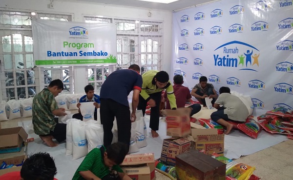 Persiapan Rumah Yatim untuk Menyalurkan 150 Paket Bantuan Bahan Pokok di Sungai Beringin Indragiri Hilir Riau.