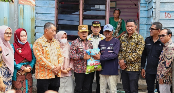 Tinjau Rumah Roboh, Bupati Asmar Perintahkan Perkim Bangun Ulang