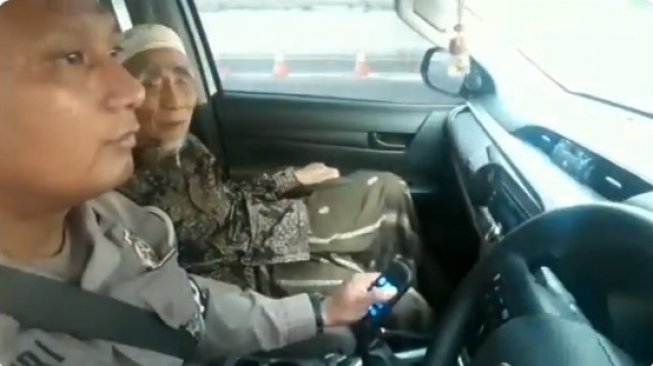 Sudah Disiapkan Alphard, Mbah Maimun Zubair Malah Pilih Naik Mobil Patwal Polisi