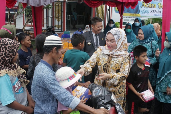 Ketua PKK Rohil Bagikan Ratusan Paket Takjil kepada Warga Bagansiapiapi
