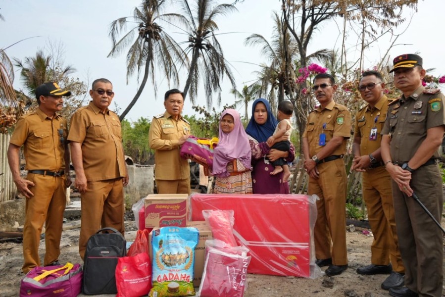 Kunjungi Korban Kebakaran, Bupati Meranti Serahkan Bantuan dan Janji Bangun Rumah