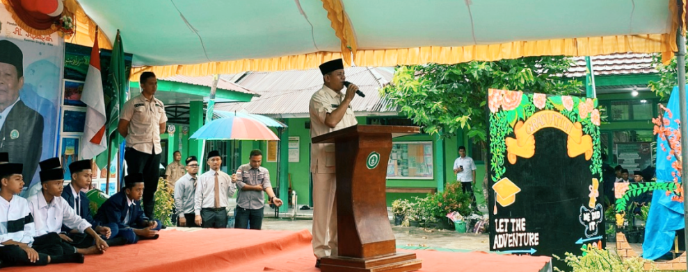 Bupati Kuansing Suhardiman Berikan reward Pada Lulusan Terbaik Ponpes Modern Al-Hidayah