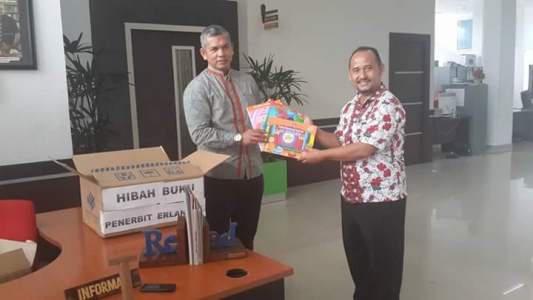 BPAD Pekanbaru Terima Hibah 400 Eksemplar Buku dari Penerbit Erlangga