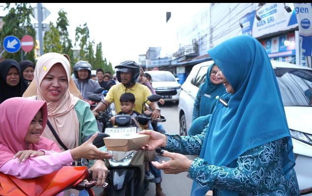 Ketua TP-PKK Inhil Bersama Anggota Berbagi Takjil di Hari ke-2 Ramadhan, Peringati HKG PKK ke-54