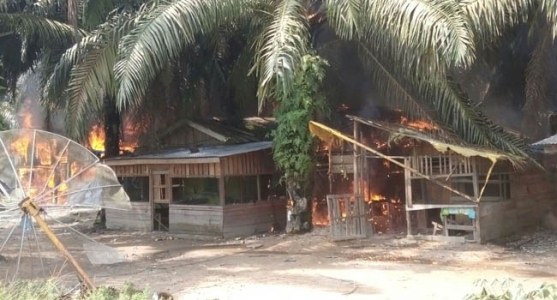 Bentrok Warga Dua Desa di Perbatasan Dharmasraya-Sijunjung, 10 Rumah Dibakar