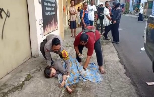 Heboh! Sempat Dikira Meninggal, Wanita Cantik Bercelana Seksi Tergeletak di Tepi Jalan, Siapa Dia?