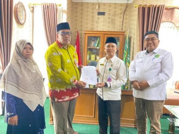 MTs Darul Falah Segera Jadi MTs Negeri, Kemenag Pelalawan Terima Penyerahan Aset