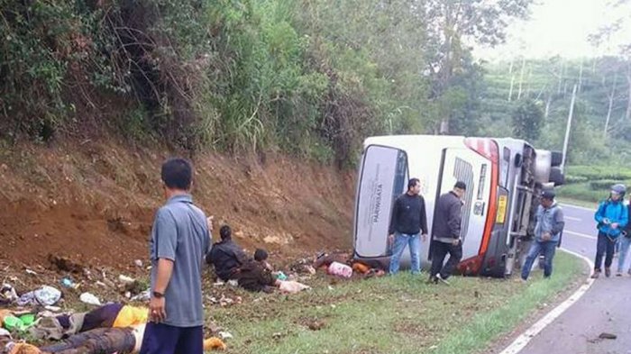INNALILLAHI...Bus Pariwisata Terguling, Puluhan Penumpang Tewas