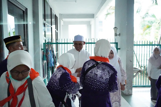 Bupati Inhil Lepas 443 Calon Jemaah Haji Kloter BTH 07 dari Embarkasi Batam
