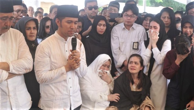 Emil dan Arumi Bachsin Menangis di Pemakaman Eril Dardak, Polisi : Plastik Menutup Kepala Tersambung ke  Selang Oksigen
