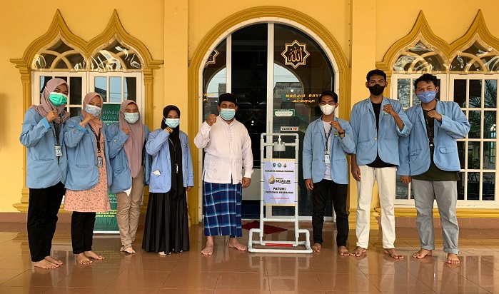 Kukerta Balek Kampung Unri di Sungai Pakning Serahkan Hand Sanitizer Sistim Injak ke Sejumlah Rumah Ibadah