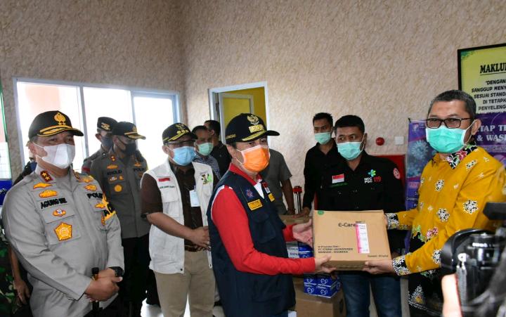Bersama Bupati Kampar, Gubernur Riau Serahkan Bantuan APD kepada RSUD Bangkinang