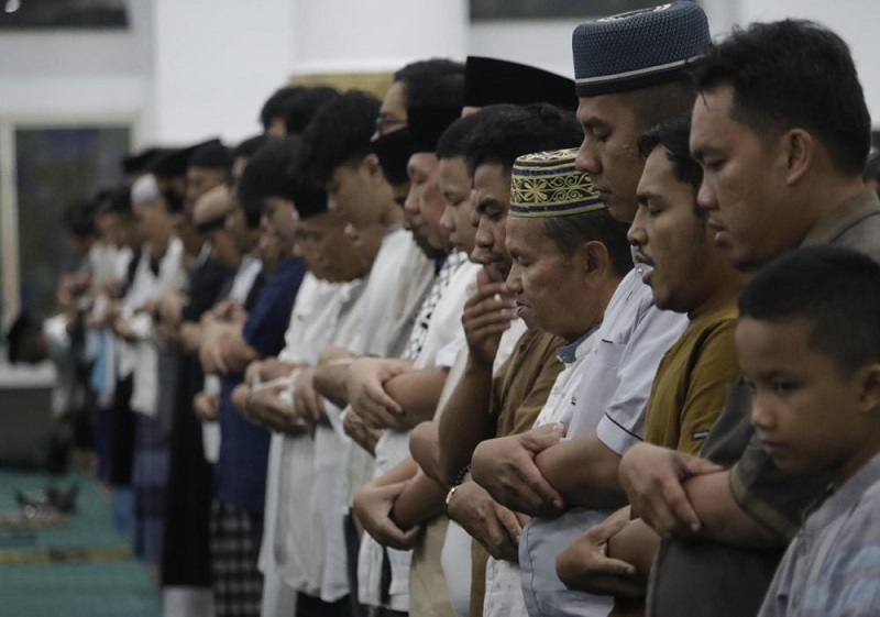 Malam Pertama Ramadan, Ribuan Masyarakat Salat Tarawih di Masjid Raya Annur