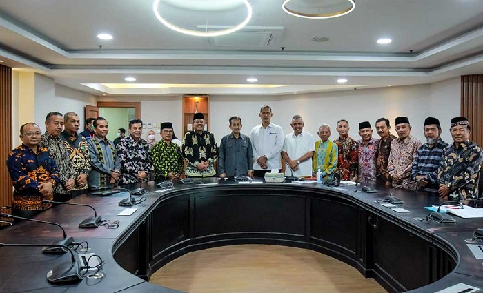 Bupati Siak Serahkan Dokumen Usulan dan Rekomendasi Gubernur untuk Gelar Pahlawan Nasional Tengku Buwang Asmara