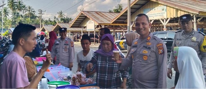 Polsek Rokan IV Koto Bagikan Takjil Kepada Warga