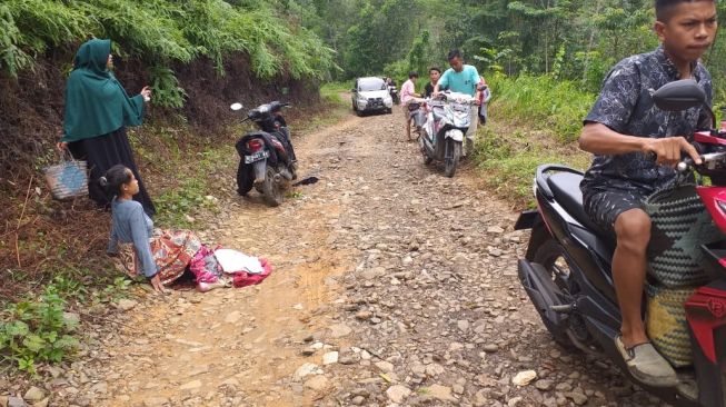 Wah Parah! Gara-gara Jalan Rusak, Sari yang Lagi Hamil Terpaksa Melahirkan di Pinggir Jalan