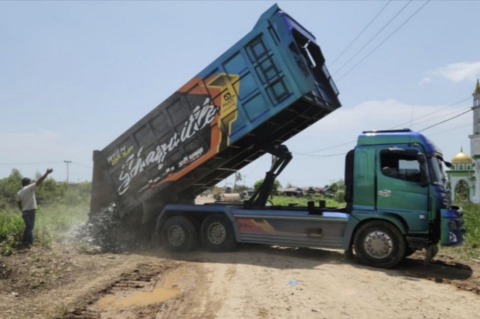 17 Truk Tronton Dikerahkan Perbaiki Jalan  Utama Sinaboi