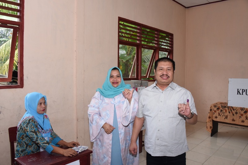Bersama Istri, Bupati Amril Mencoblos di TPS 3 Muara Basung