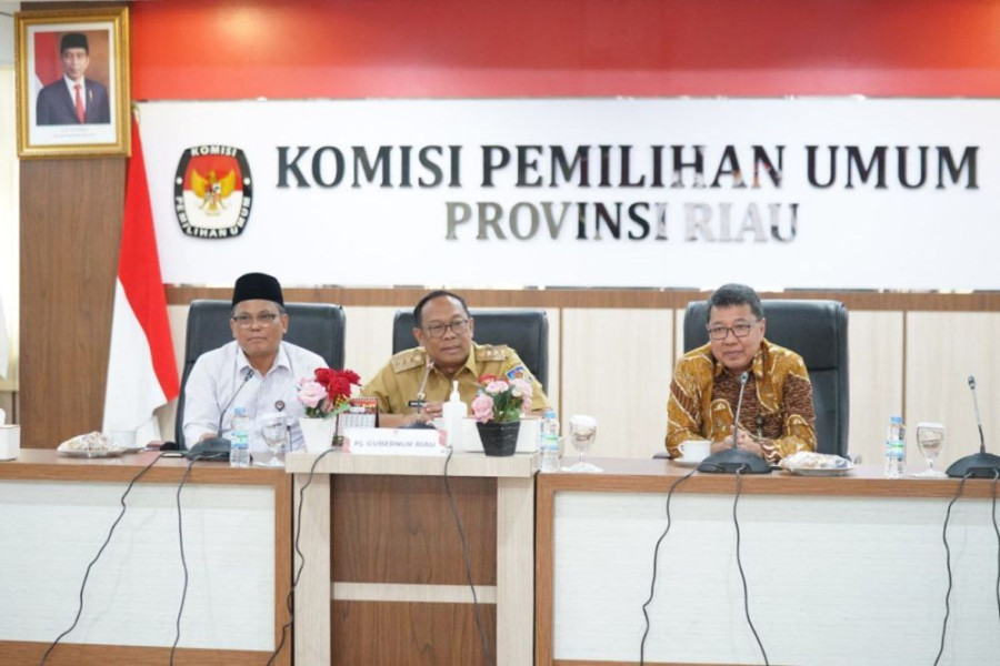 Pastikan Kesiapan Pilkada, Pj Gubri Rahman Hadi Kunjungi Kantor KPU Riau
