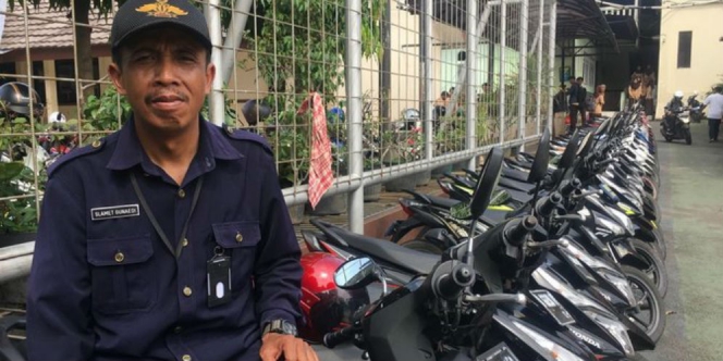 KEREN...Satpam SMA Ini Parkirkan Motor Sesuai Warna dan Merk, Rapi Banget!