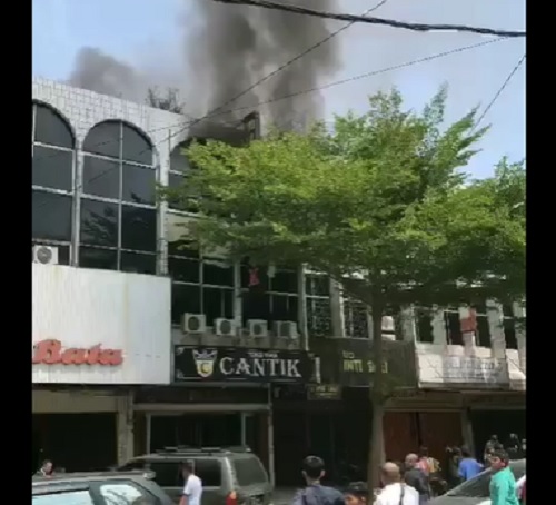Toko Emas di Jalan HOS Cokroaminoto Pekanbaru Terbakar