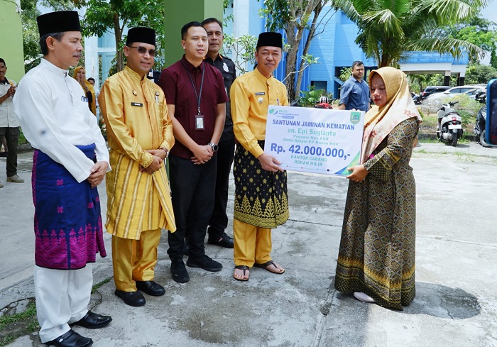 Bupati Rohil Serahkan Santunan BPJS Kepada Almarhum Pegawai Satpol PP