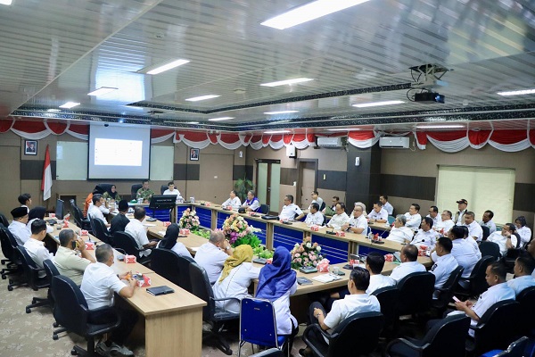 Bupati Kampar Pimpin Rapat Penyaluran Bantuan Bencana Hidrometeorologi Untuk Sumatera Barat, Sumatera Utara, dan Aceh