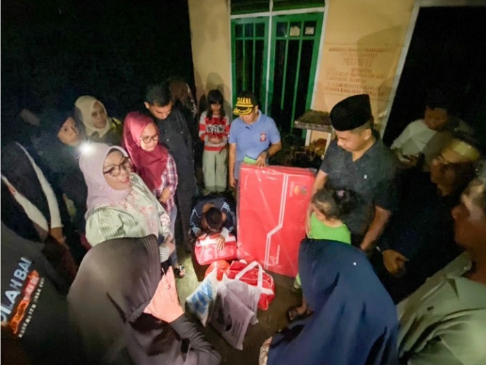 Wabup Kampar Serahkan Bantuan untuk Korban Kebakaran di Kumantan