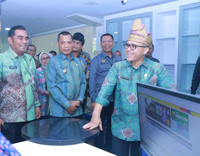 Pj Wali Kota Dampingi Menpan RB Tinjau Layanan di MPP Pekanbaru