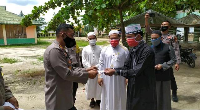 Kapolres Rohil Serahkan Bantuan untuk Pembangunan Masjid Cempedak Rahuk