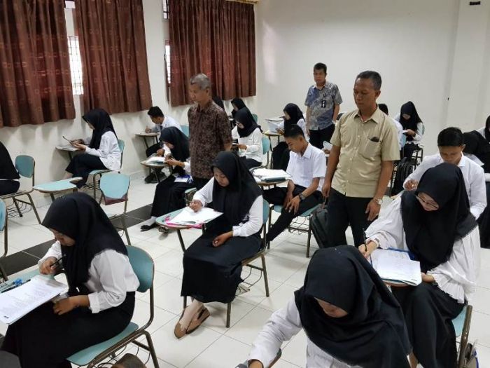 Diikuti 2.340 Calon Mahasiswa Baru, Rektor Tinjau Pelaksaan Test Tertulis Gelombang I