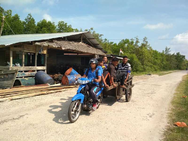 LUAR BIASA...Kepsek SLB di Meranti Ini Jemput-Antar Anak Didiknya Pakai Gerobak Tiap Hari