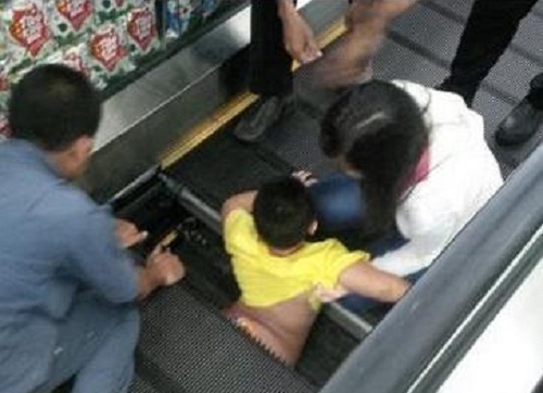 NGERI... Bocah Satu Tahun  Nyaris Tertelan Habis Eskalator di Batam