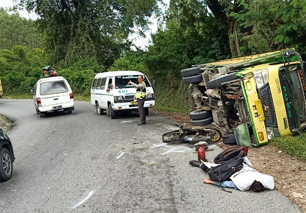 Ngebut Lalu Slip di Tikungan, Siswa SMP Tewas Tergilas Truk, Temannya Luka-luka