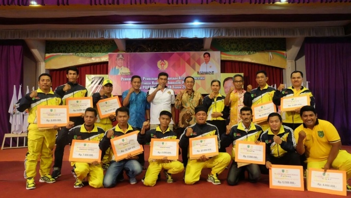 Bupati Inhil Serahkan Reward kepada Atlet Inhil Peraih Medali di Porprov Riau